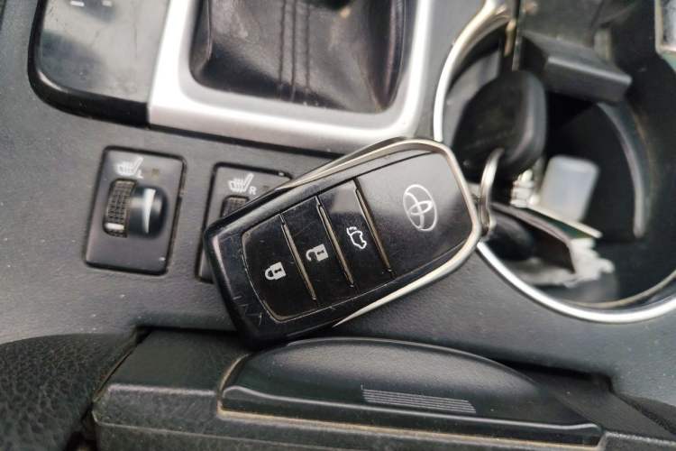 Used Toyota Highlander 2018 2.0T Four-Wheel Drive Prestige Version 7 Seats China V Emission Standard Vehicle Key