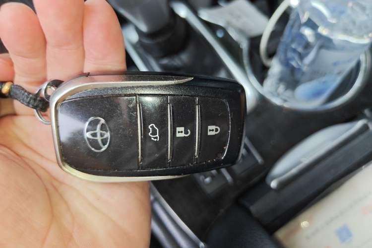 Used Toyota Highlander 2018 2.0T Four-Wheel Drive Prestige Version 7 Seats China VI Standard Vehicle Key