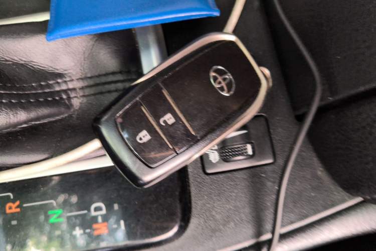 Used Toyota Highlander 2018 2.0T Four-Wheel Drive Luxury Version 7 Seats China VI Standard Vehicle Key