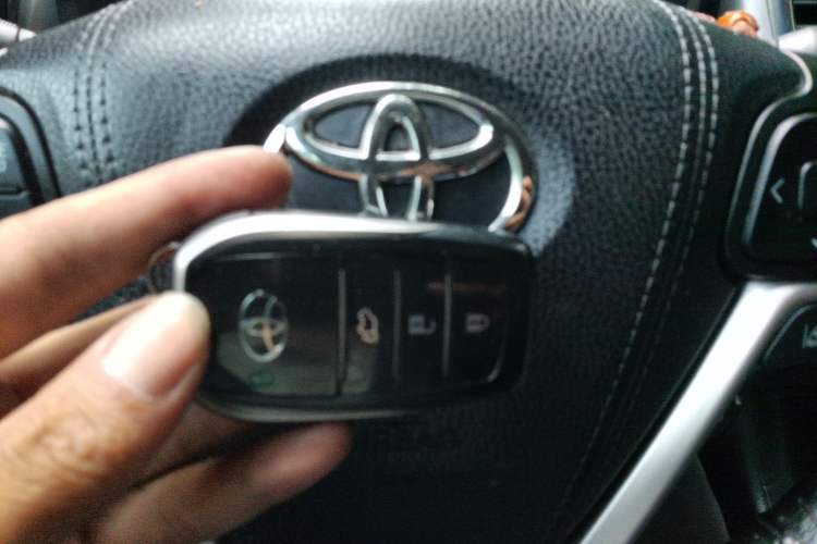 Used Toyota Highlander 2018 2.0T Four-Wheel Drive Prestige Version 7 Seats China V Emission Standard Vehicle Key