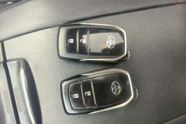 Used Toyota Highlander 2018 2.0T Four-Wheel Drive Luxury Version 7 Seats China VI Standard Vehicle Key