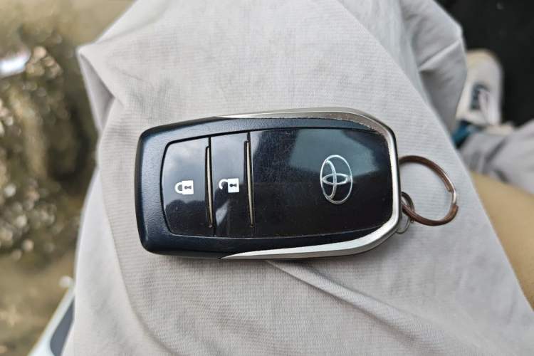 Used Toyota Highlander 2018 2.0T Four-Wheel Drive Luxury Edition 7 Seats China V Emission Standard Vehicle Key