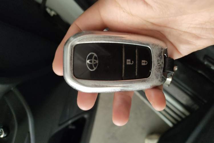 Used Toyota Highlander 2018 2.0T Four-Wheel Drive Luxury Edition 7 Seats China V Emission Standard Vehicle Key