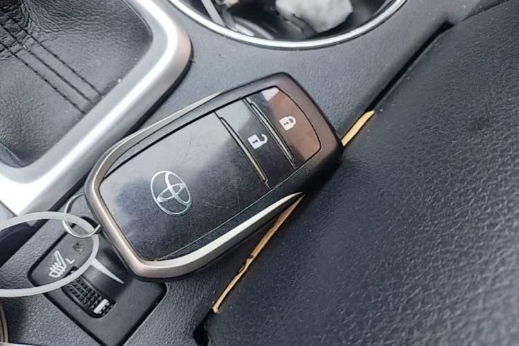 Used Toyota Highlander 2018 2.0T Two-Wheel-Drive Luxury Edition 7 Seats Emission Standard China V Vehicle Key