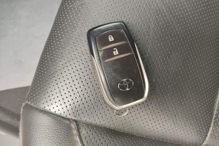Used Toyota Highlander 2018 2.0T Four-Wheel Drive Luxury Edition 7 Seats China V Emission Standard Vehicle Key