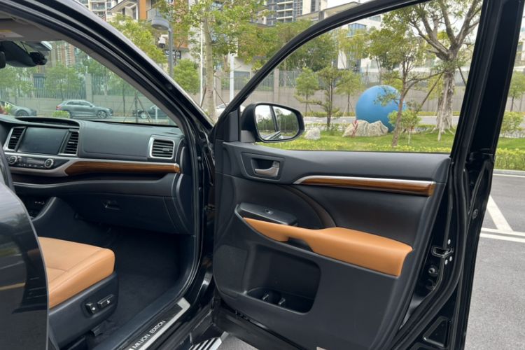 Used Toyota Highlander 2020 2.0T Four-Wheel Drive Millionth Anniversary Edition 7 Seats Interior 2