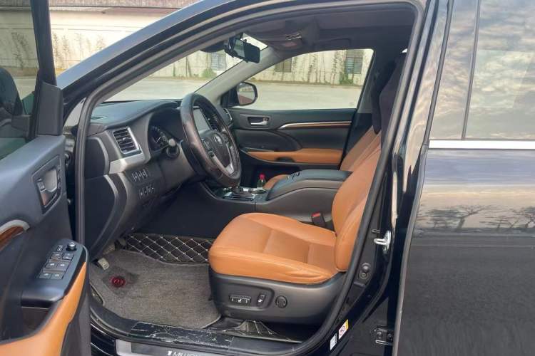 Used Toyota Highlander 2020 2.0T Four-Wheel Drive Millionth Anniversary Edition 7 Seats Interior 3