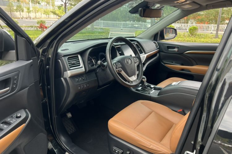 Used Toyota Highlander 2020 2.0T Four-Wheel Drive Millionth Anniversary Edition 7 Seats Interior 9