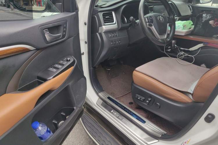 Used Toyota Highlander 2020 2.0T Four-Wheel Drive Millionth Anniversary Edition 7 Seats Interior 3