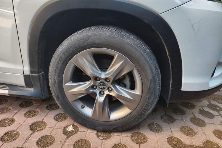 Used Toyota Highlander 2020 2.0T Four-Wheel Drive Millionth Anniversary Edition 7 Seats Right Front Wheel Hub