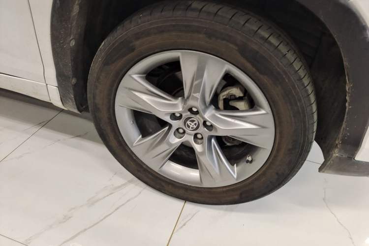 Used Toyota Highlander 2020 2.0T Four-Wheel Drive Millionth Anniversary Edition 7 Seats Right Front Wheel Hub