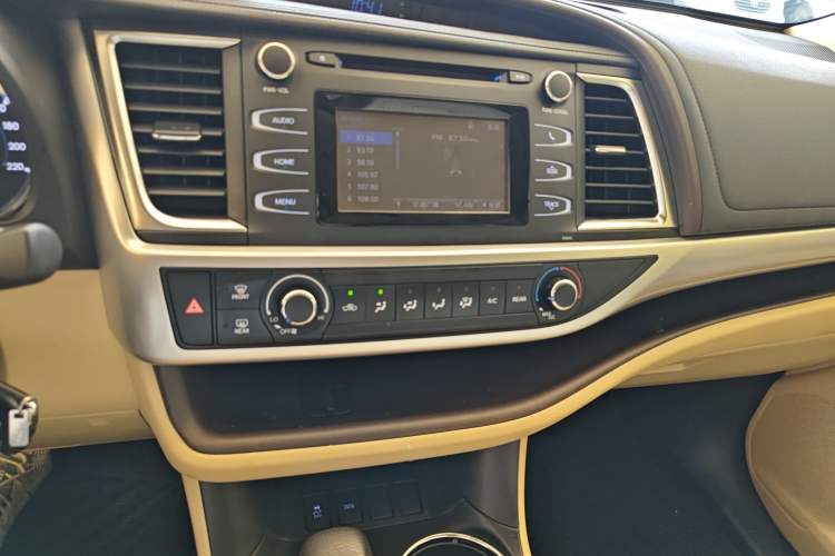 Used Toyota Highlander 2021 2.0T Two-Wheel Drive Elite Version 7-Seater Audio And AC Panel