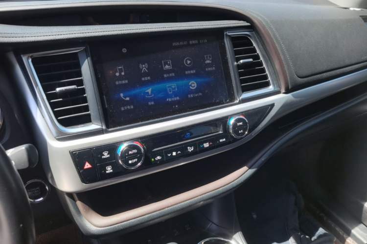 Used Toyota Highlander 2021 2.0T Four-Wheel Drive Luxury Edition 7 Seats Audio And AC Panel