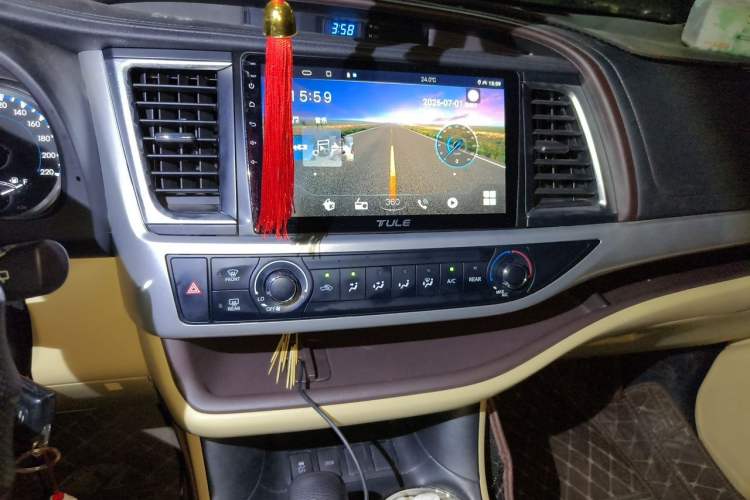 Used Toyota Highlander 2021 2.0T Two-Wheel Drive Elite Version 7-Seater Audio And AC Panel