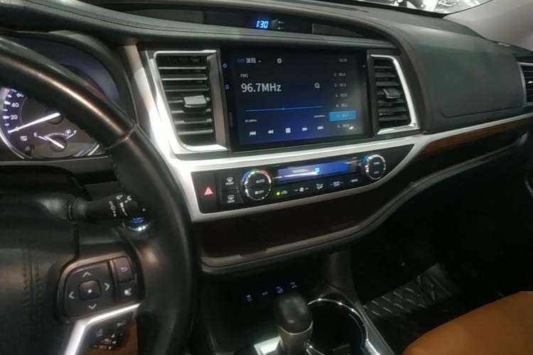 Used Toyota Highlander 2021 2.0T Four-Wheel Drive Knight Edition 7 Seats Audio And AC Panel