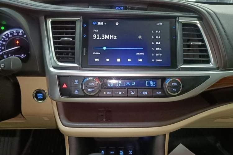 Used Toyota Highlander 2021 2.0T Four-Wheel Drive Prestige Version 7 Seats Audio And AC Panel