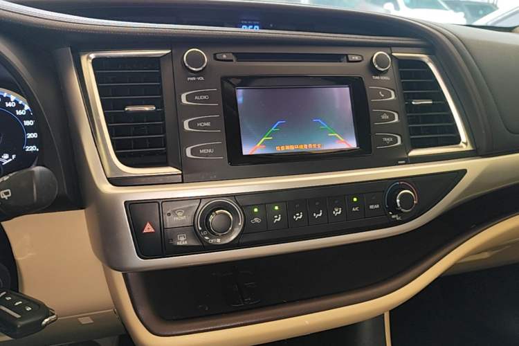 Used Toyota Highlander 2021 2.0T Two-Wheel Drive Elite Version 7-Seater Audio And AC Panel