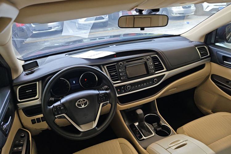 Used Toyota Highlander 2021 2.0T Two-Wheel Drive Elite Version 7-Seater Center Console