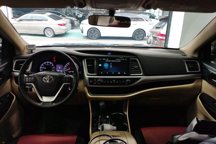 Used Toyota Highlander 2021 2.0T Two-Wheel Drive Elite Version 7-Seater Center Console