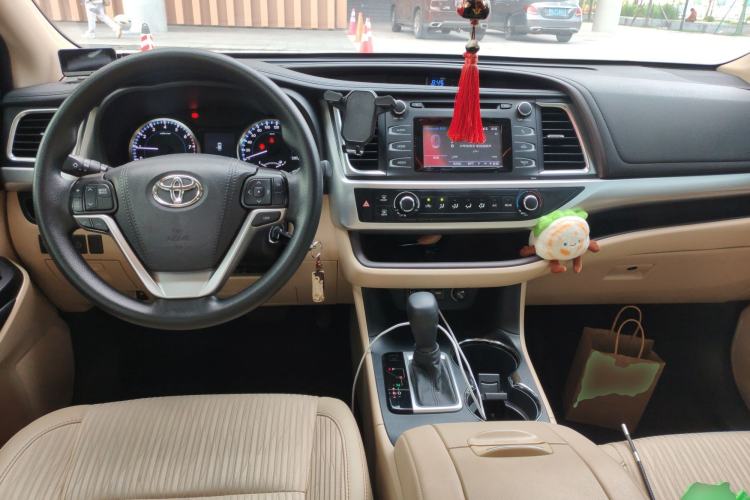 Used Toyota Highlander 2021 2.0T Two-Wheel Drive Elite Version 7-Seater Center Console