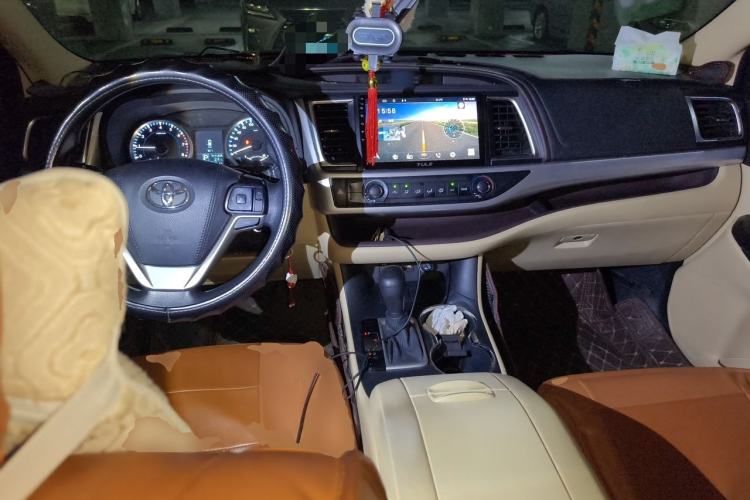 Used Toyota Highlander 2021 2.0T Two-Wheel Drive Elite Version 7-Seater Center Console