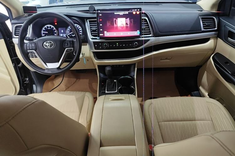 Used Toyota Highlander 2021 2.0T Two-Wheel Drive Elite Version 7-Seater Center Console