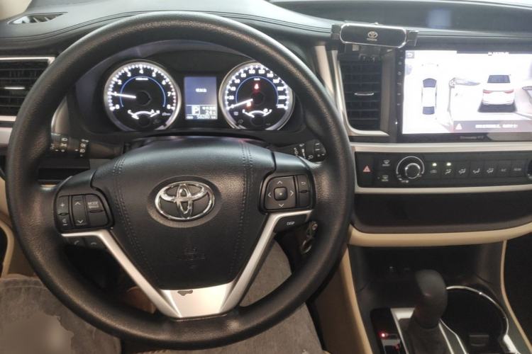 Used Toyota Highlander 2021 2.0T Two-Wheel Drive Elite Version 7-Seater Center Console