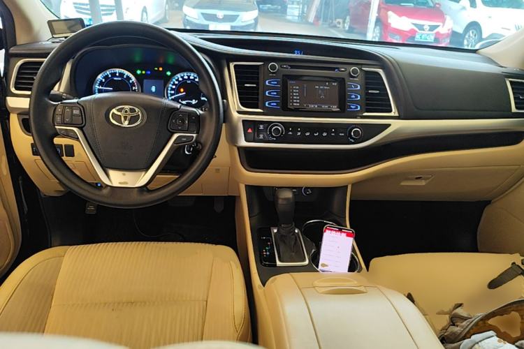 Used Toyota Highlander 2021 2.0T Two-Wheel Drive Elite Version 7-Seater Center Console