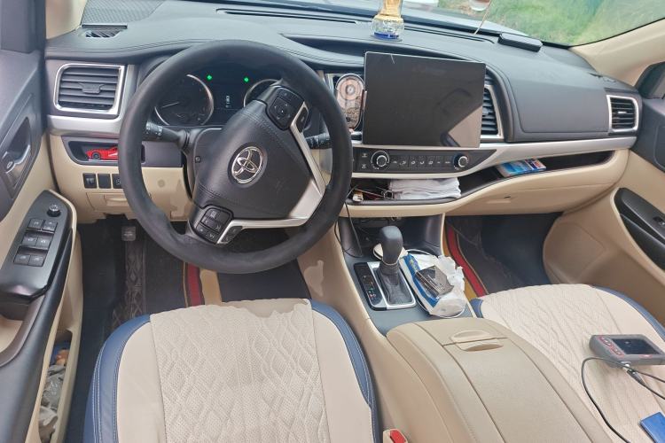 Used Toyota Highlander 2021 2.0T Two-Wheel Drive Elite Version 7-Seater Center Console