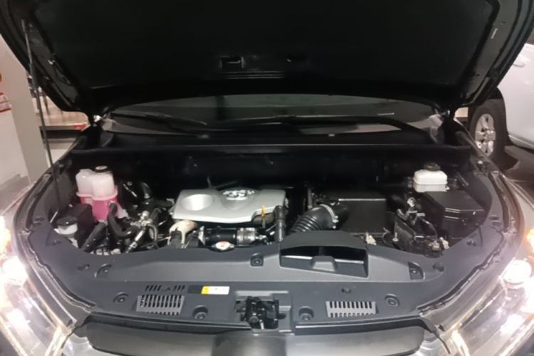 Used Toyota Highlander 2021 2.0T Four-Wheel Drive Prestige Version 7 Seats Engine Bay
