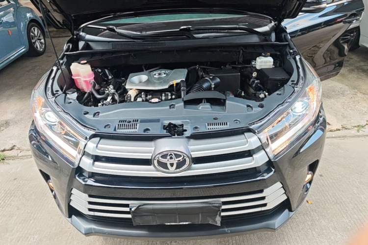 Used Toyota Highlander 2021 2.0T Two-Wheel Drive Elite Edition 5 Seats Engine Bay