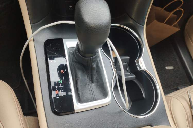 Used Toyota Highlander 2021 2.0T Two-Wheel Drive Elite Version 7-Seater Gear Lever