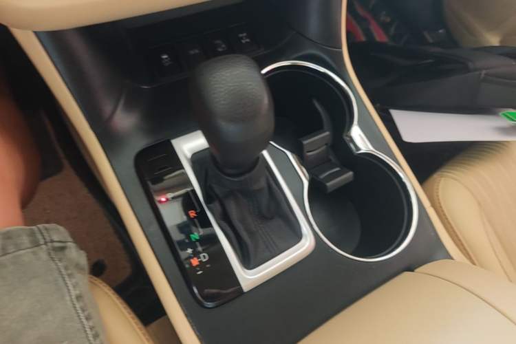 Used Toyota Highlander 2021 2.0T Four-Wheel Drive Elite Edition 7-Seater Gear Lever