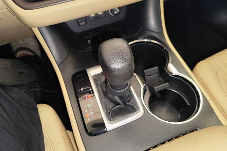 Used Toyota Highlander 2021 2.0T Two-Wheel Drive Elite Version 7-Seater Gear Lever
