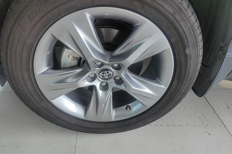 Used Toyota Highlander 2021 2.0T Four-Wheel Drive Prestige Version 7 Seats Left Front Wheel Hub