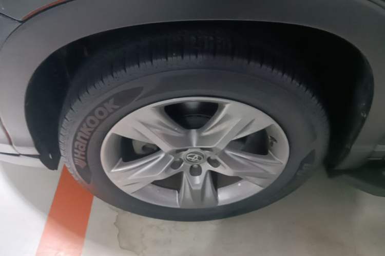 Used Toyota Highlander 2021 2.0T Four-Wheel Drive Prestige Version 7 Seats Left Front Wheel Hub
