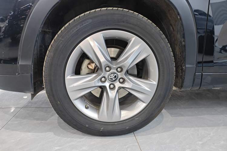 Used Toyota Highlander 2021 2.0T Four-Wheel Drive Prestige Version 7 Seats Left Front Wheel Hub