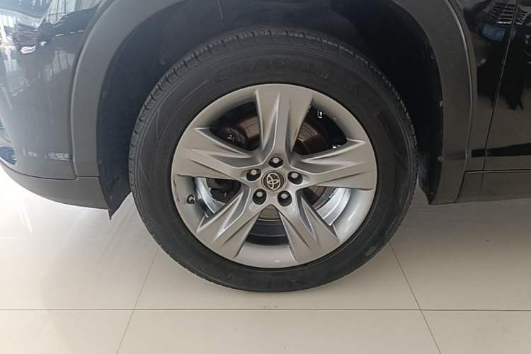 Used Toyota Highlander 2021 2.0T Four-Wheel Drive Prestige Version 7 Seats Left Front Wheel Hub