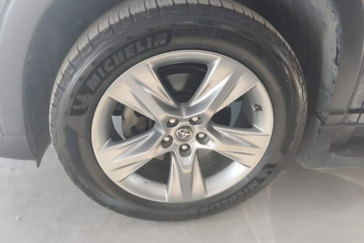 Used Toyota Highlander 2021 2.0T Four-Wheel Drive Prestige Version 7 Seats Left Front Wheel Hub