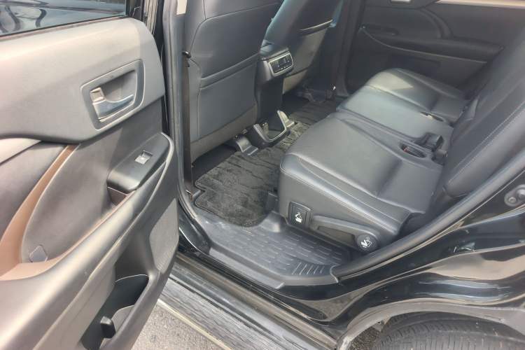 Used Toyota Highlander 2021 2.0T Two-Wheel Drive Luxury Edition 7 Seats Left Rear Seat