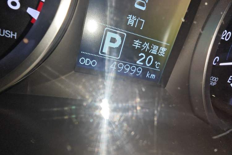 Used Toyota Highlander 2021 2.0T Two-Wheel Drive Elite Edition 5 Seats Odometer Close Up