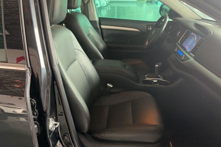 Used Toyota Highlander 2021 2.0T Two-Wheel Drive Luxury Edition 7 Seats Right Front Seat