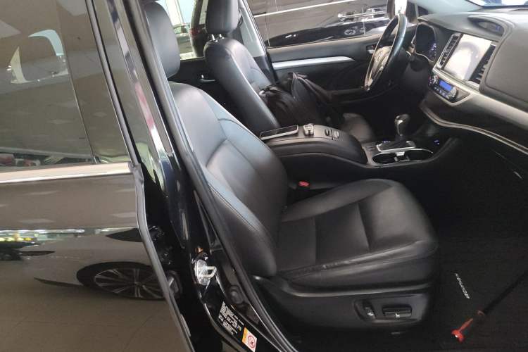 Used Toyota Highlander 2021 2.0T Two-Wheel Drive Luxury Edition 7 Seats Right Front Seat