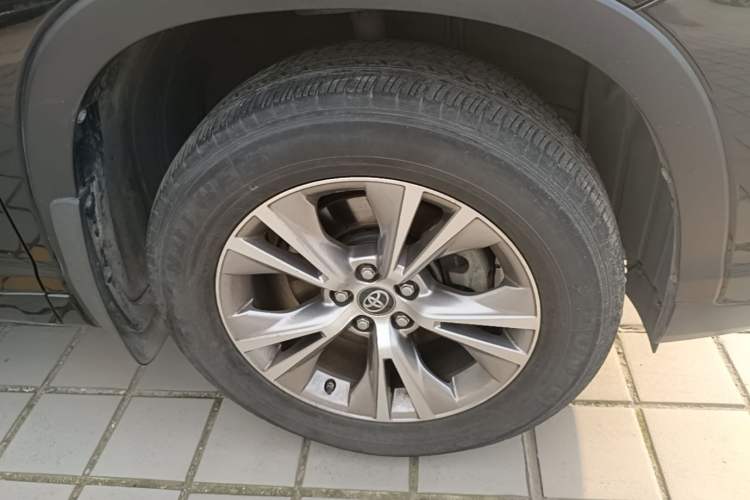 Used Toyota Highlander 2021 2.0T Four-Wheel Drive Elite Edition 7-Seater Right Front Wheel Hub