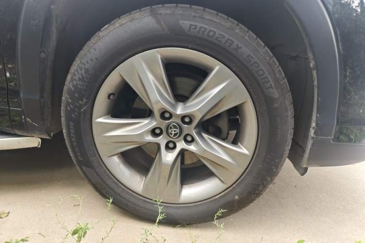 Used Toyota Highlander 2021 2.0T Four-Wheel Drive Prestige Version 7 Seats Right Front Wheel Hub