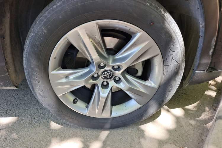 Used Toyota Highlander 2021 2.0T Four-Wheel Drive Prestige Version 7 Seats Right Front Wheel Hub
