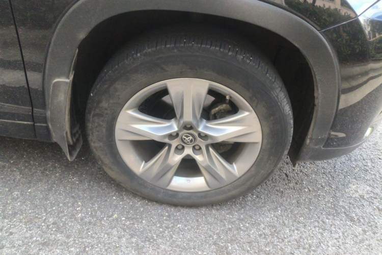 Used Toyota Highlander 2021 2.0T Four-Wheel Drive Prestige Version 7 Seats Right Front Wheel Hub