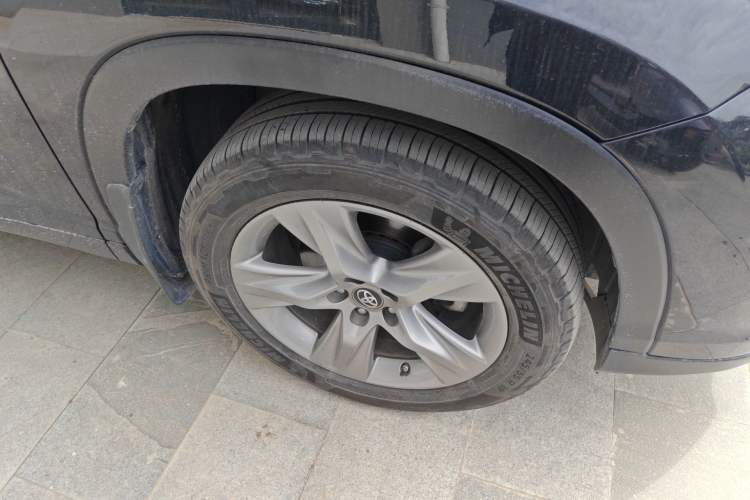 Used Toyota Highlander 2021 2.0T Four-Wheel Drive Prestige Version 7 Seats Right Front Wheel Hub