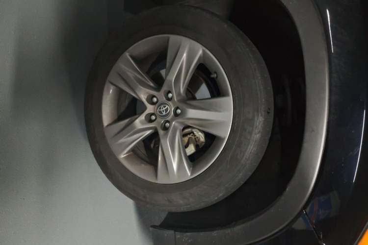 Used Toyota Highlander 2021 2.0T Four-Wheel Drive Prestige Version 7 Seats Right Front Wheel Hub