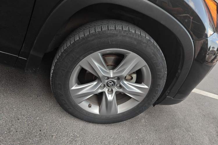 Used Toyota Highlander 2021 2.0T Four-Wheel Drive Prestige Version 7 Seats Right Front Wheel Hub